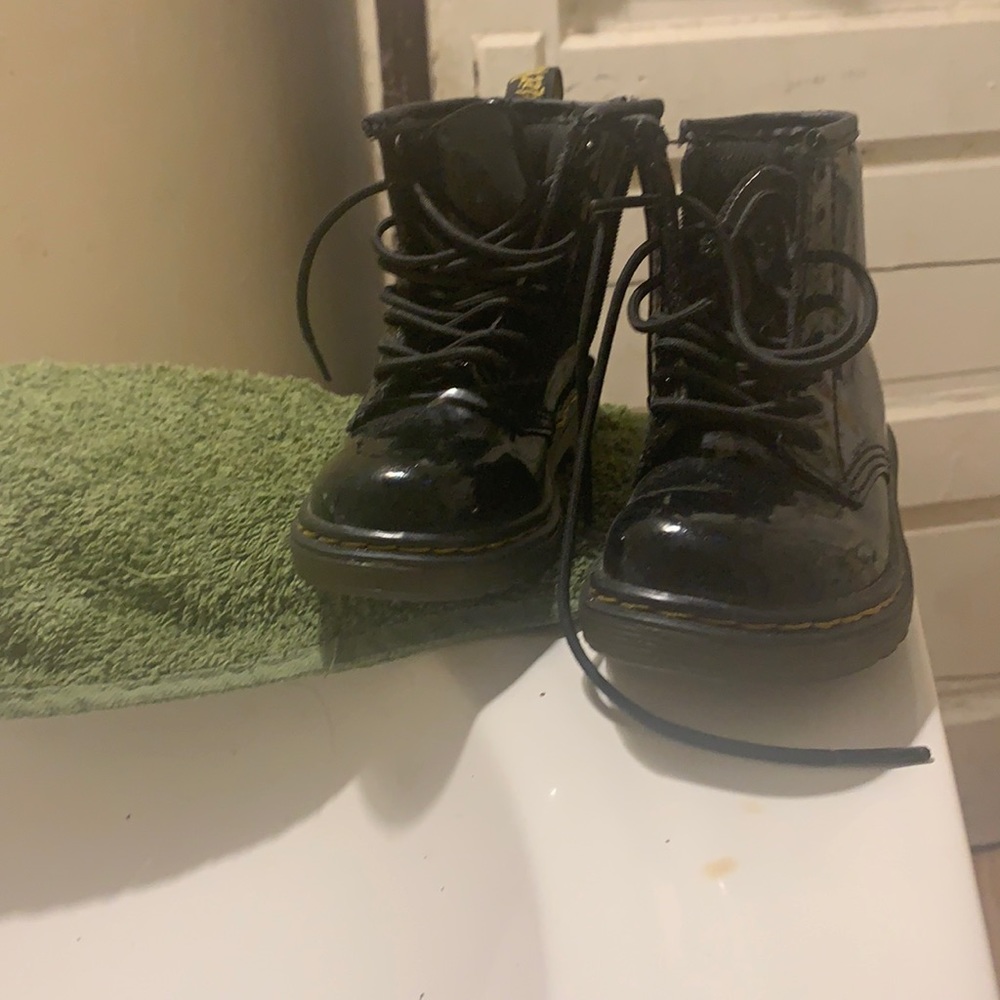 Baby shoe never been touch it  only for  kids